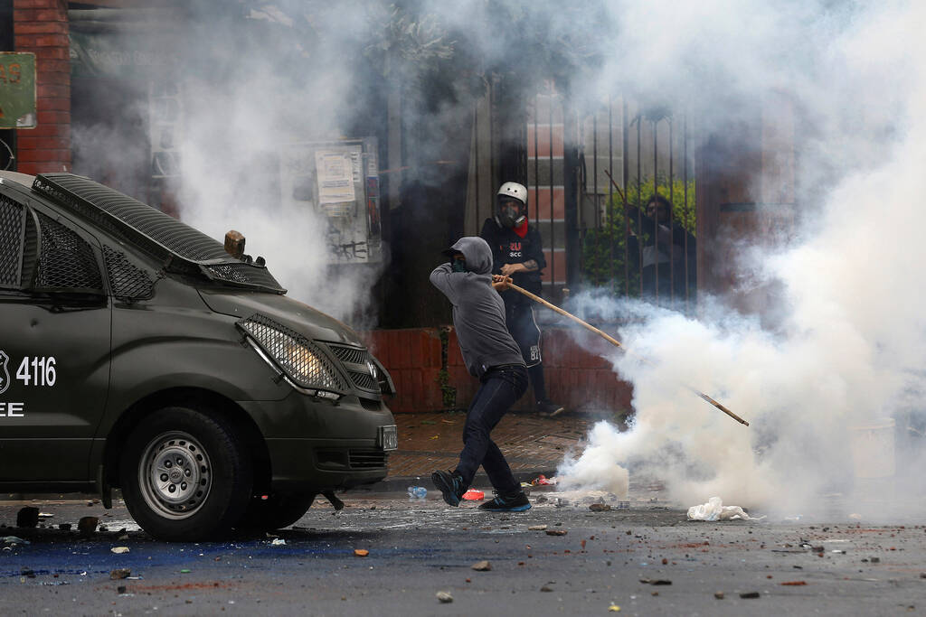智利圣地亚哥,民众举行抗议活动,纪念1973年军事政变