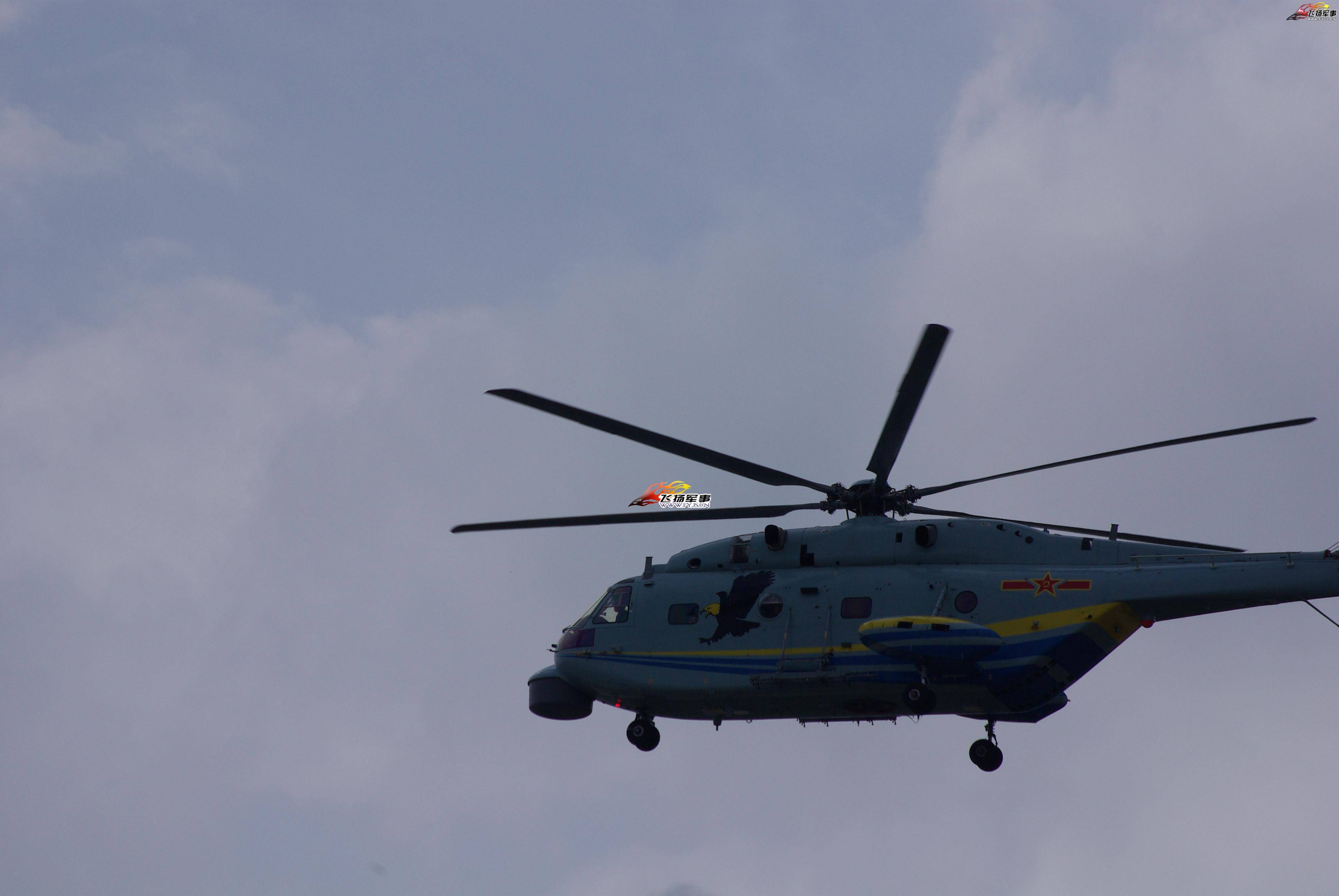 网友拍直-18f航母专用反潜直升机 超低空飞过树梢