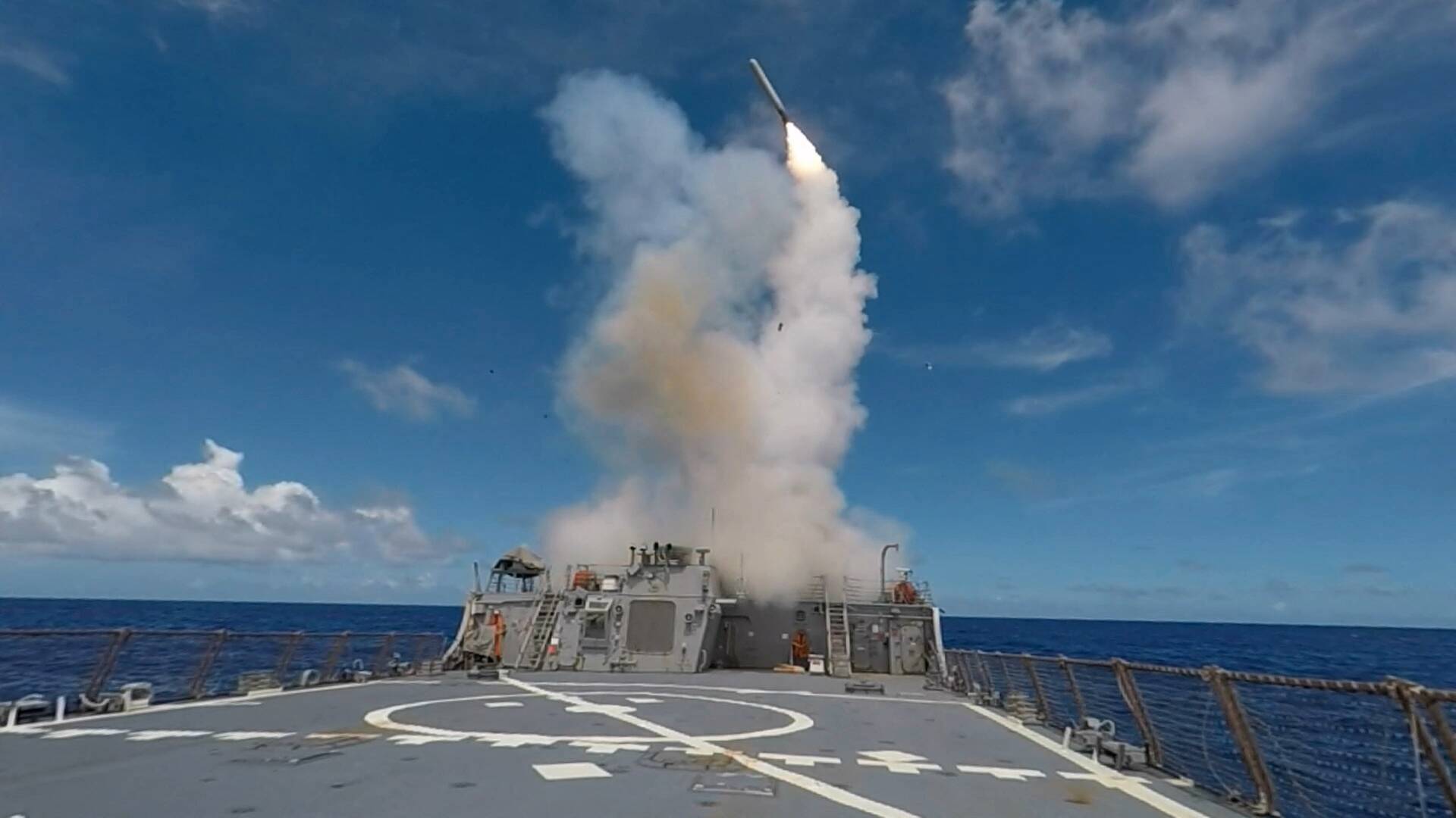 美军：在红海南部击落两枚胡塞武装导弹_凤凰网视频_凤凰网