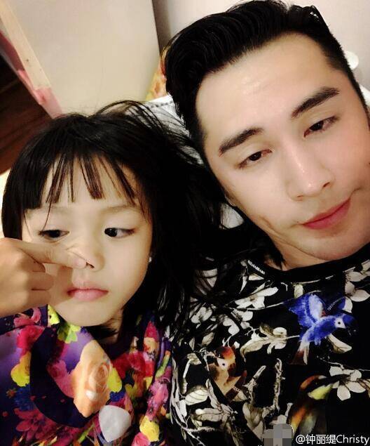 张伦硕和钟丽缇女儿搞怪九连拍 二人关系超亲密_手机凤凰网