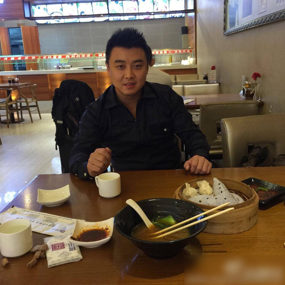 王皓晒两爱徒吃面照 隔空向老婆表减肥决心