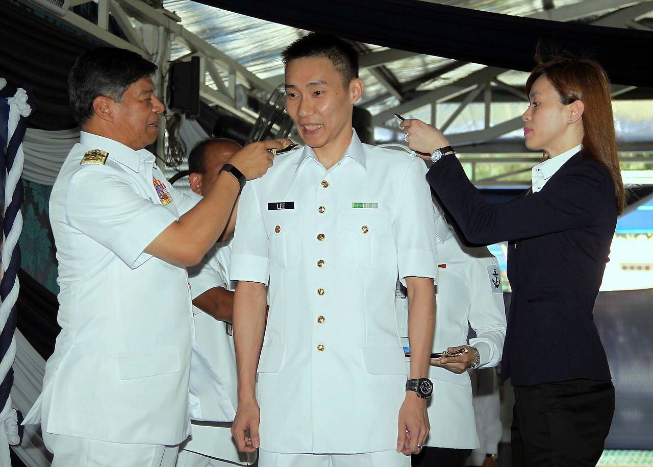 李宗伟获封海军中校 穿白色制服显帅气