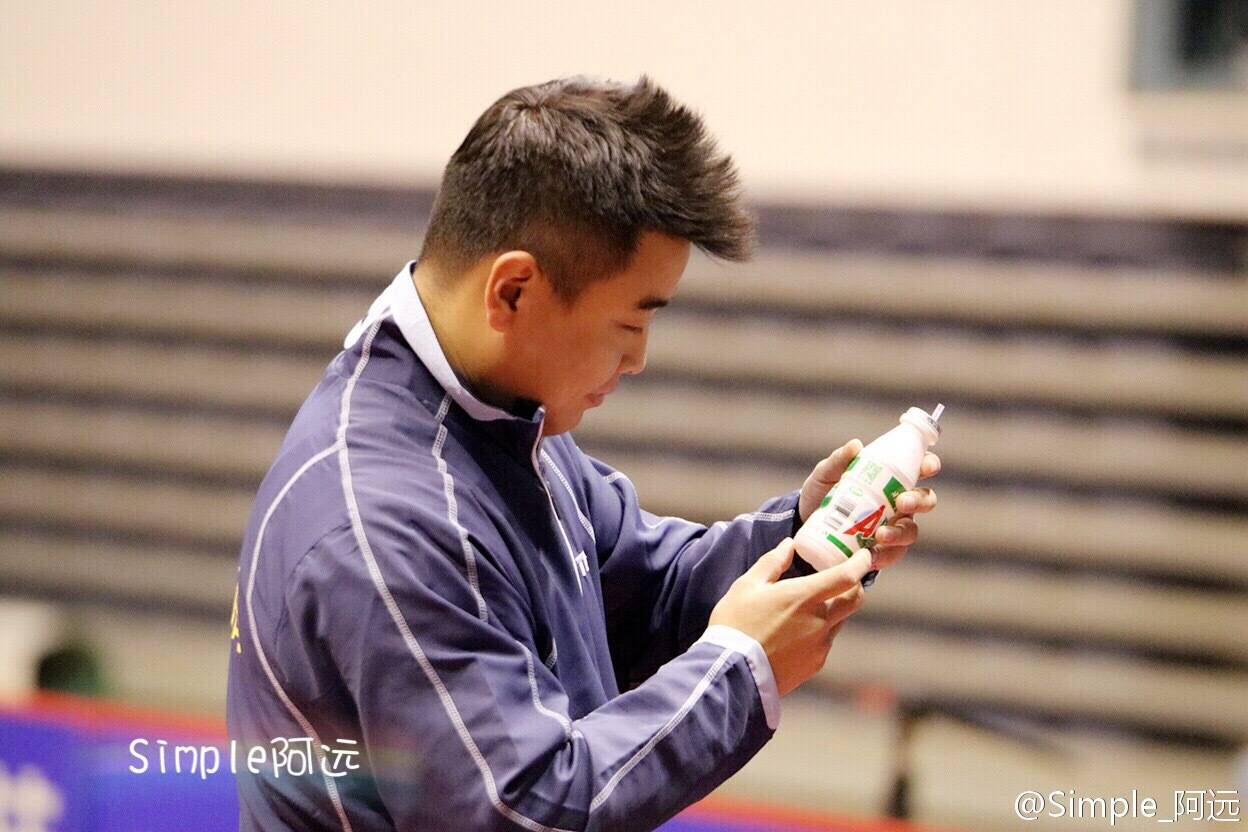 忆童年王皓训练场喝ad钙奶表情亮了