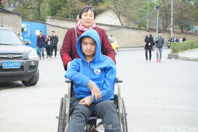 他行动不便 家人十几年来轮流背其上学_手机凤凰网