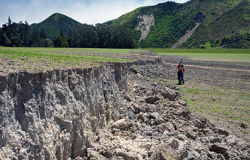 新西兰强震后地面隆起 形如"长城"