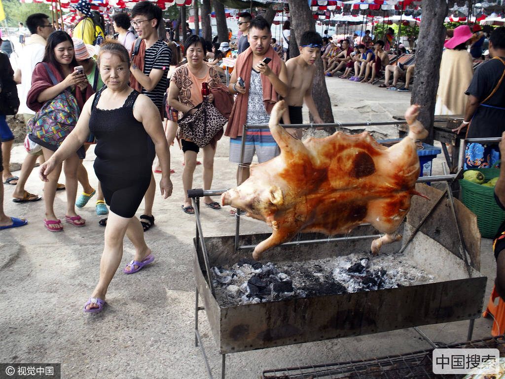 在泰国的中国游客:沦为"鸭王",与蛇共舞
