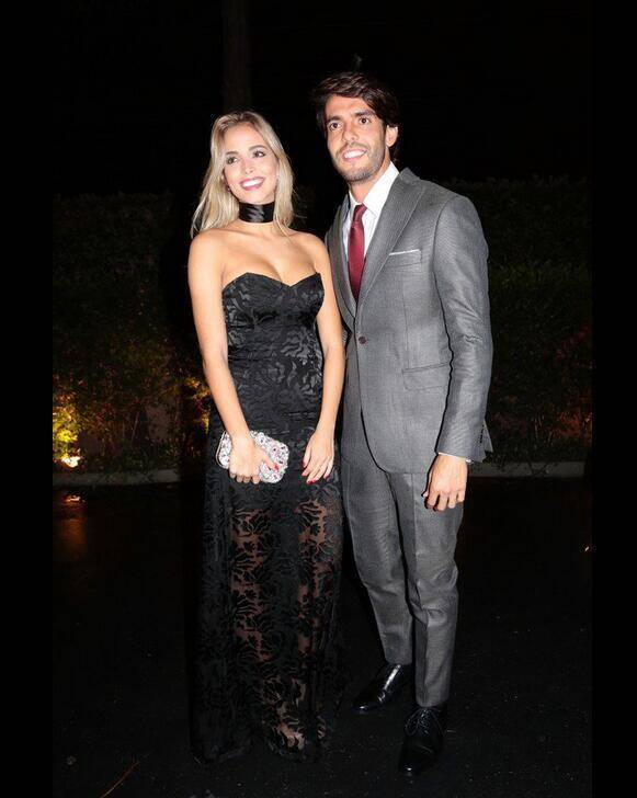 卡卡近日携新女友卡罗琳娜-迪亚斯与家人一起度假,两人亲热的照片被