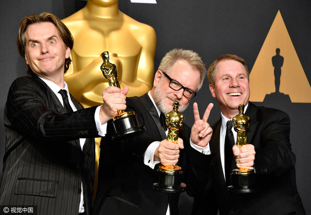 直击:第89届奥斯卡金像奖后台 石头姐小李子合影