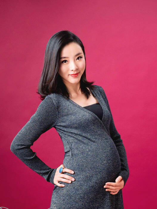 李思思二胎儿子首曝光 趴妈妈胸口安逸休息