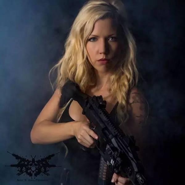 美女枪手身材妖娆爆红网络 网友惊呼小心"走火"