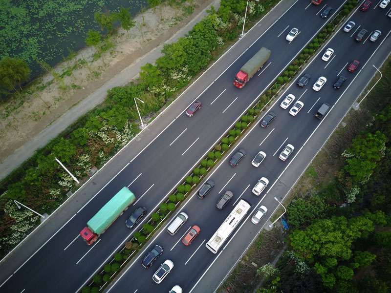g15沈海高速南通段现端午节返程车流高峰