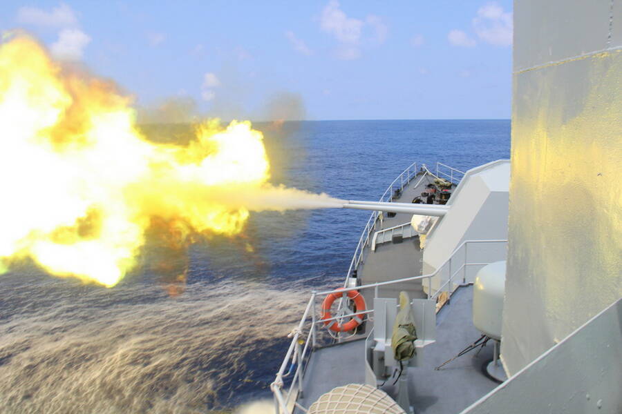 中国海军舰队在南海猛烈开火