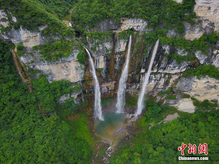 航拍贵州落差148米瀑布 "三瀑共挂"景观壮美