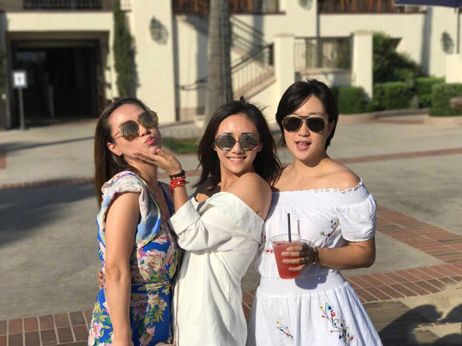 刘芸应采儿结伴度假