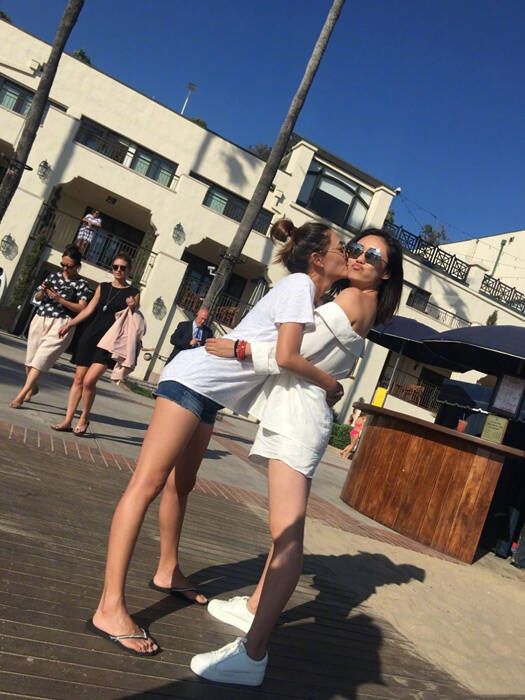 刘芸应采儿结伴度假