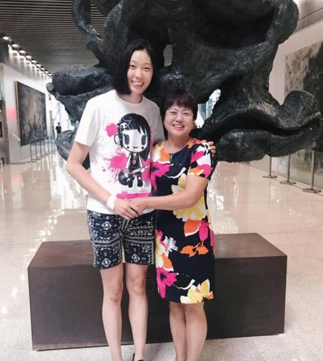 心疼!朱婷赛后只能用左手吃饭