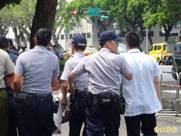 台湾“总统府”前溅血,“宪兵”被砍伤_手机凤凰网