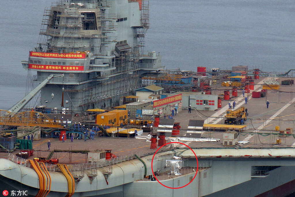国产航母开始装雷达画面