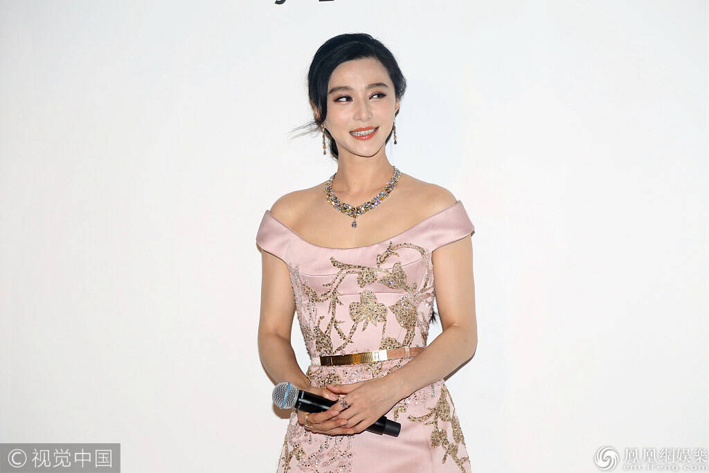 1/6 2017年10月26日,北京,范冰冰出席品牌活动,当日她身穿粉红色一字