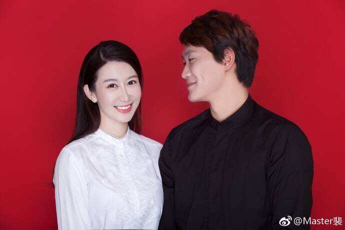 中超猛将领证晒婚照 美艳娇妻靓丽吸睛