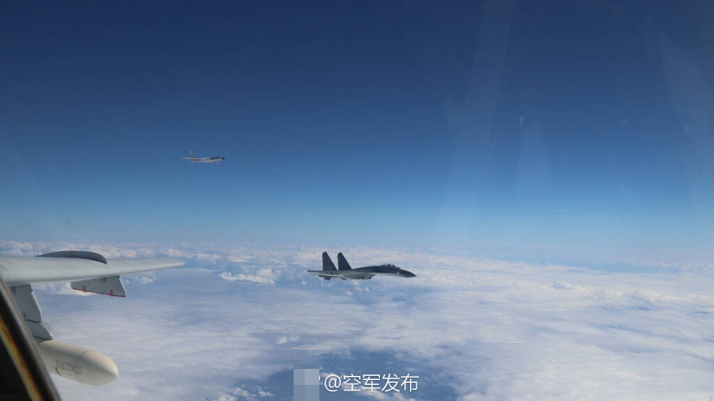 空军发布战机编队绕岛巡航照片