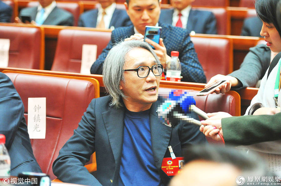 省政协十二届一次会议举行选举,广东省政协委员周星驰来到大会现场,在