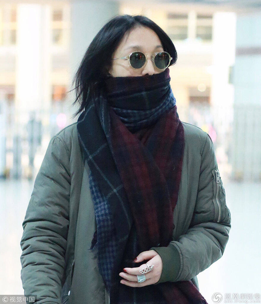 周迅随性干练现身机场 用围巾遮面超低调