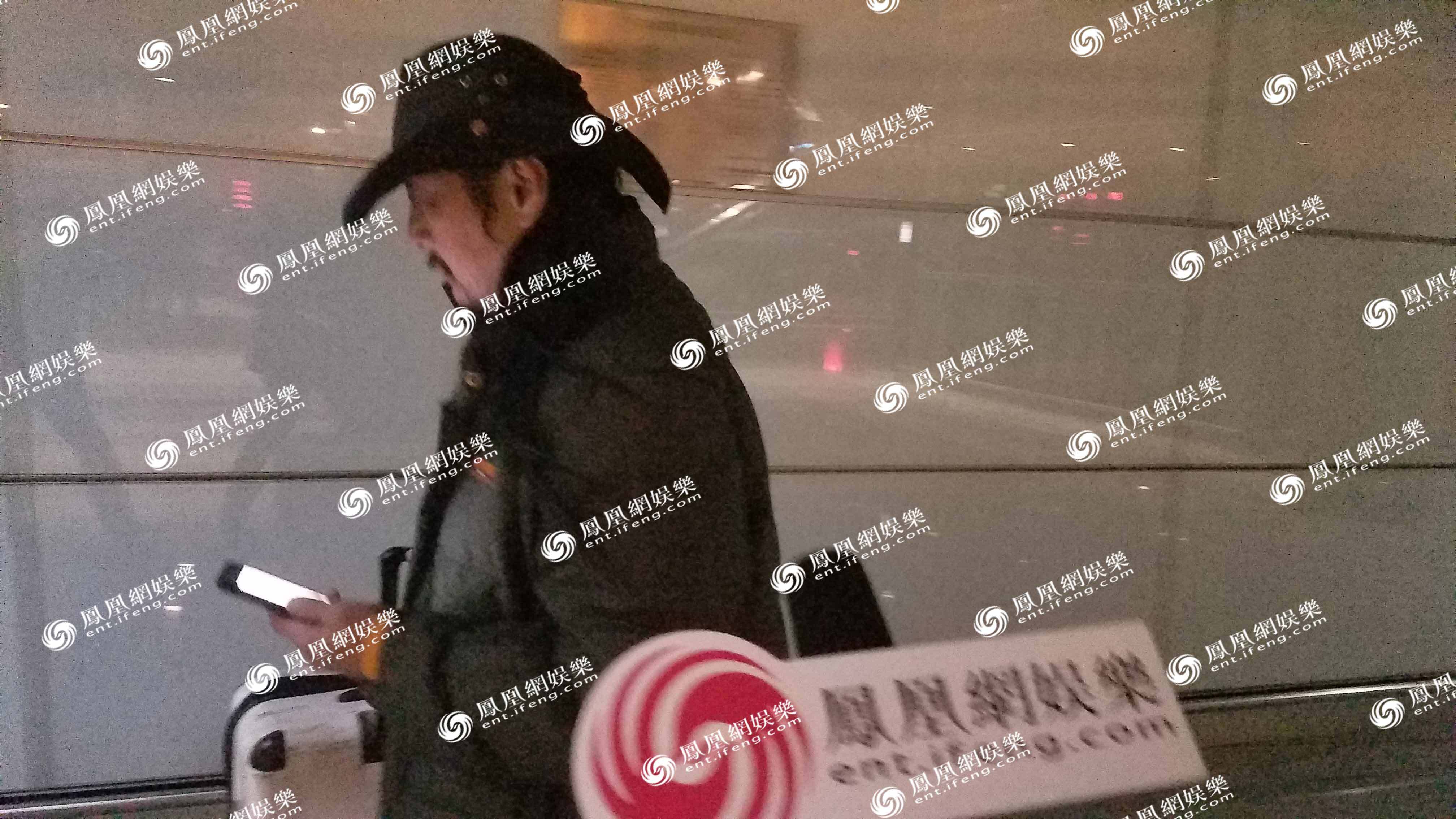 [独家]张杨导演“风波”后返京 手机响不停_手机凤凰网