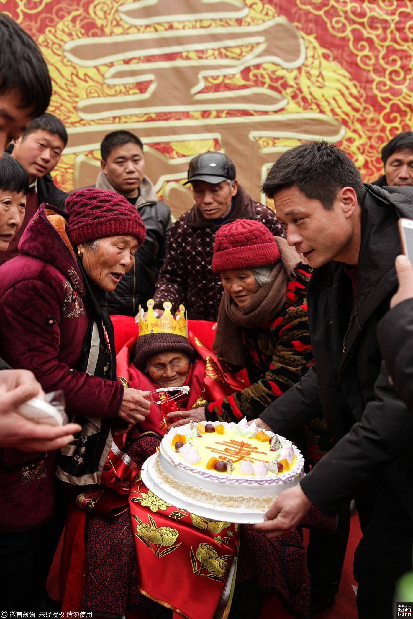 百岁老人寿宴 200多名晚辈排队磕头