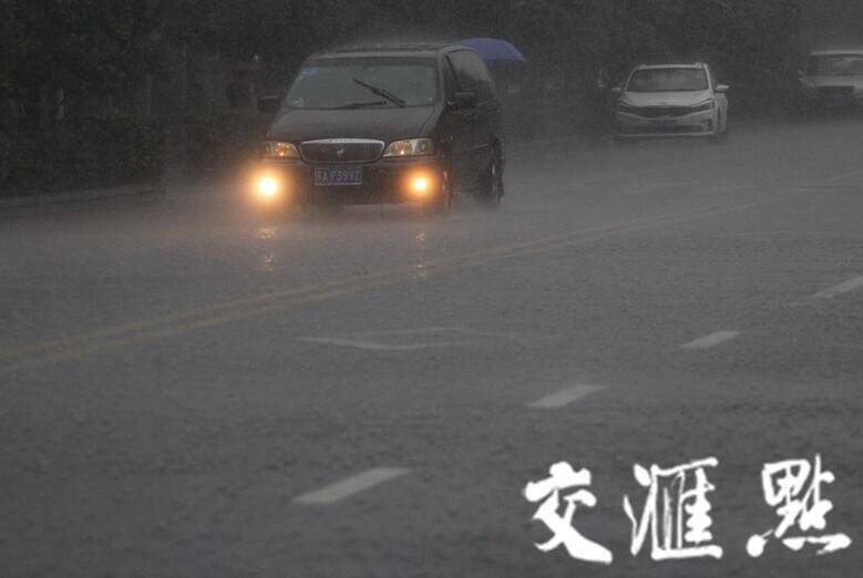 南京暴雨倾盆 行人车辆雨中艰难前行（组图）_手机凤凰网