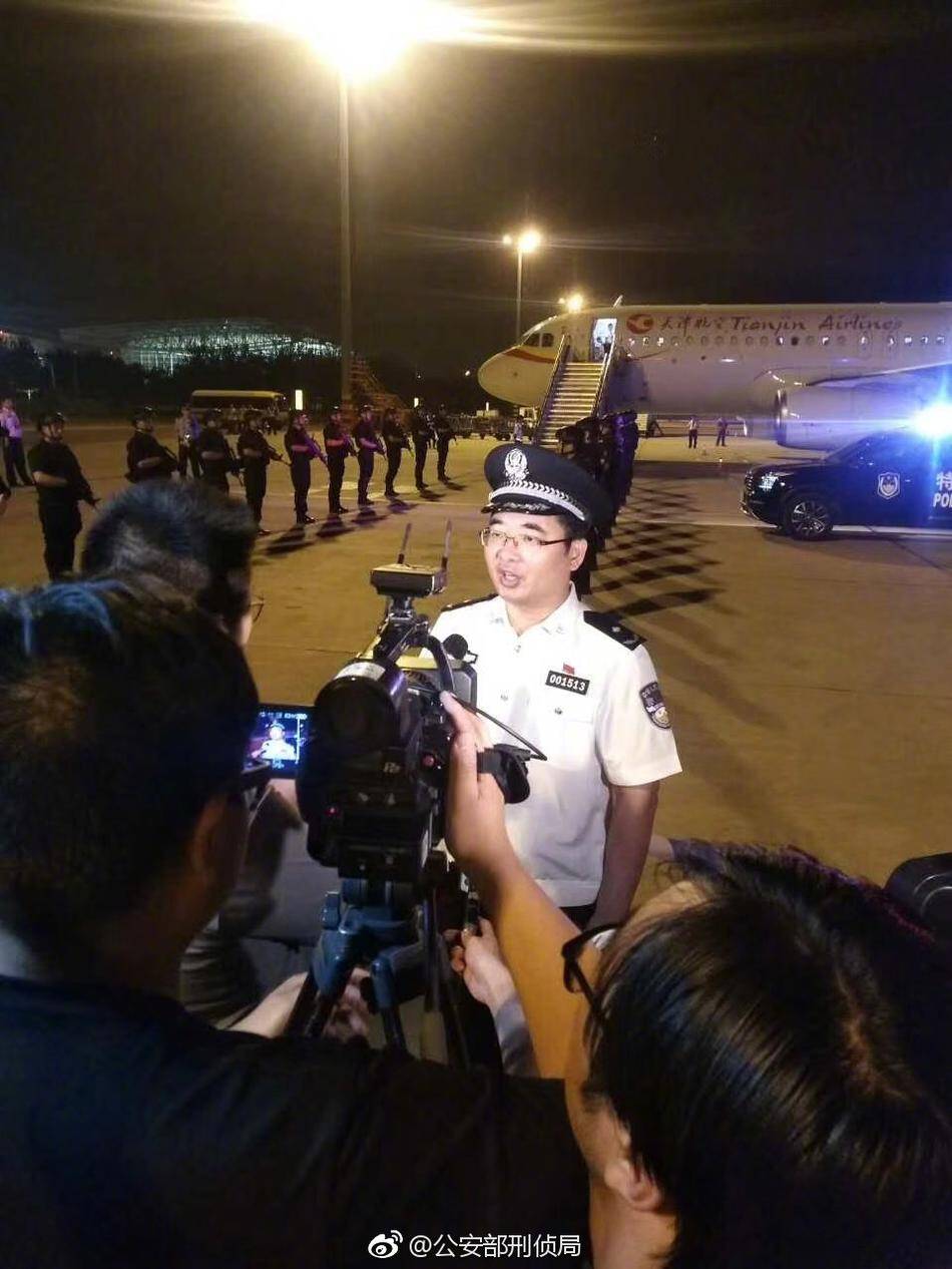 警方包机押送上百犯罪嫌疑人回国一幕_手机凤凰网