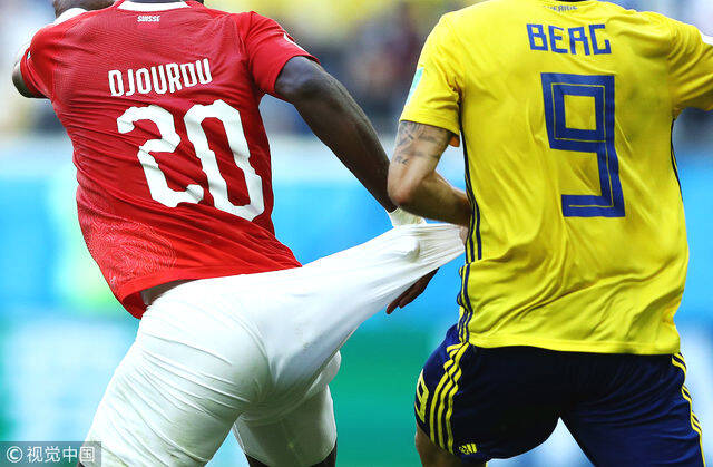 猛扯不掉?瑞士队裤子质量过硬 网友开脑洞神p图