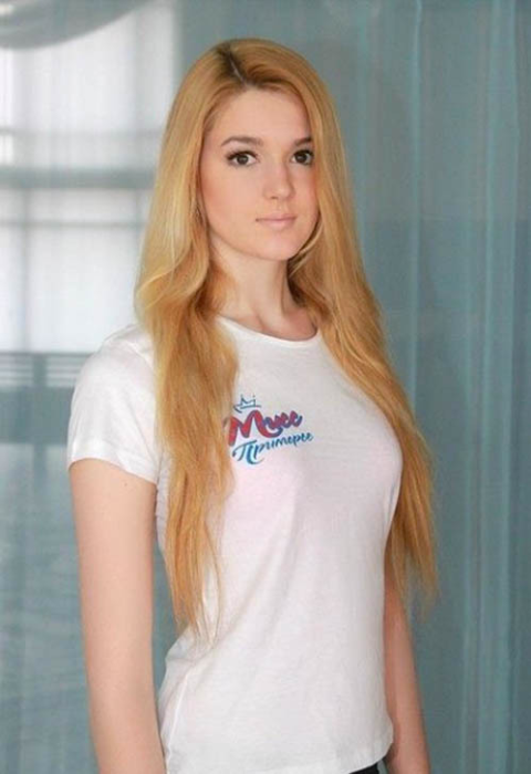 这个姑娘叫alisa manyonok,在从事排球之前还练了11年游泳,户外运动