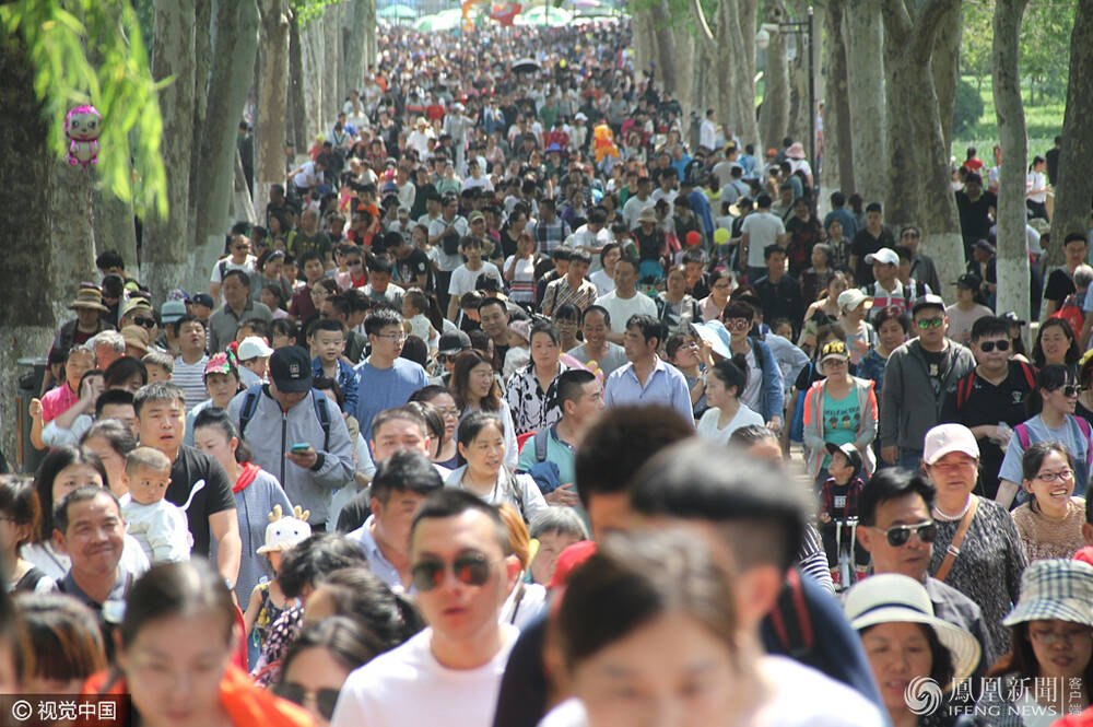 密密麻麻都是人 一天21万游客涌入景区