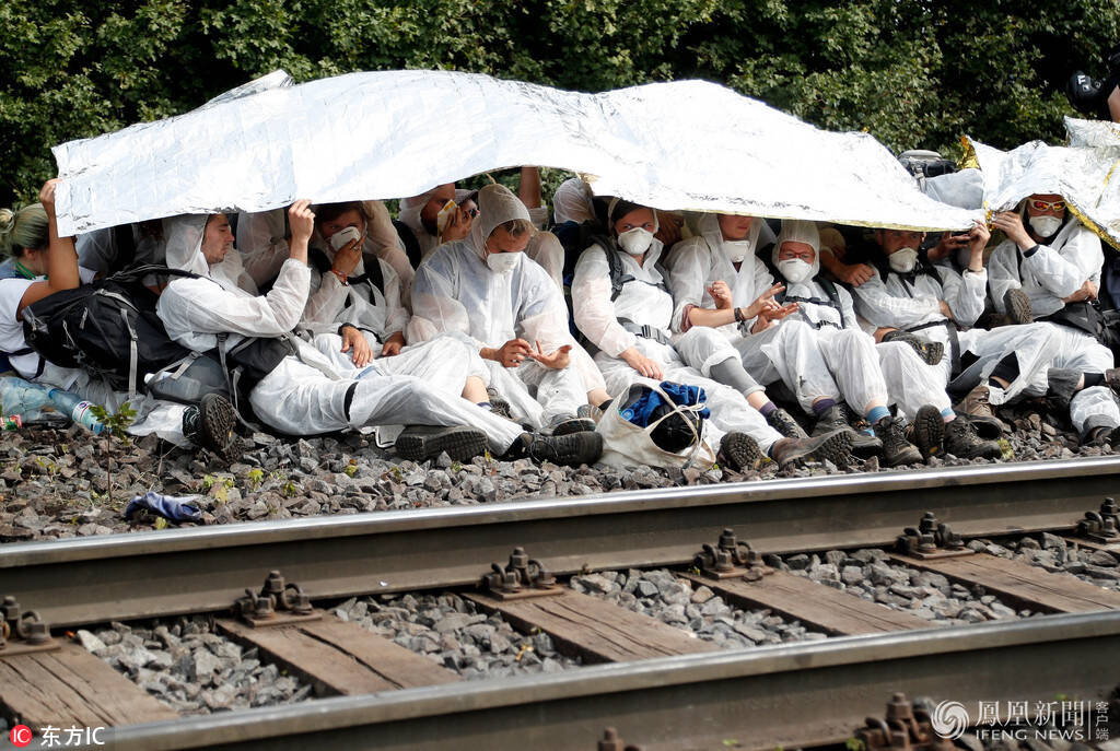 德国民众占领铁轨反对煤矿开采 被警方抬走