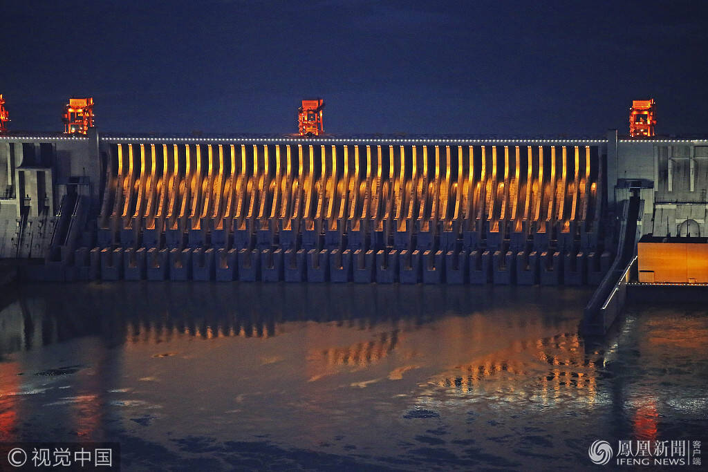 三峡大坝首次整体亮灯