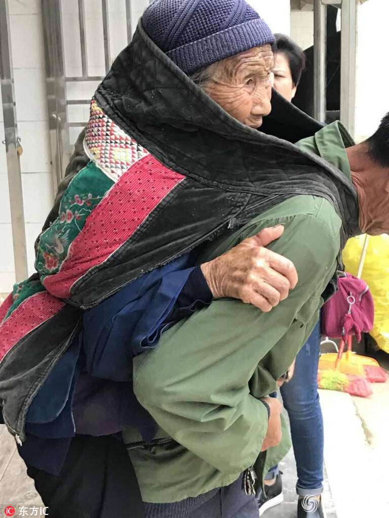 男子用婴儿背带背老母亲看病 刷屏朋友圈