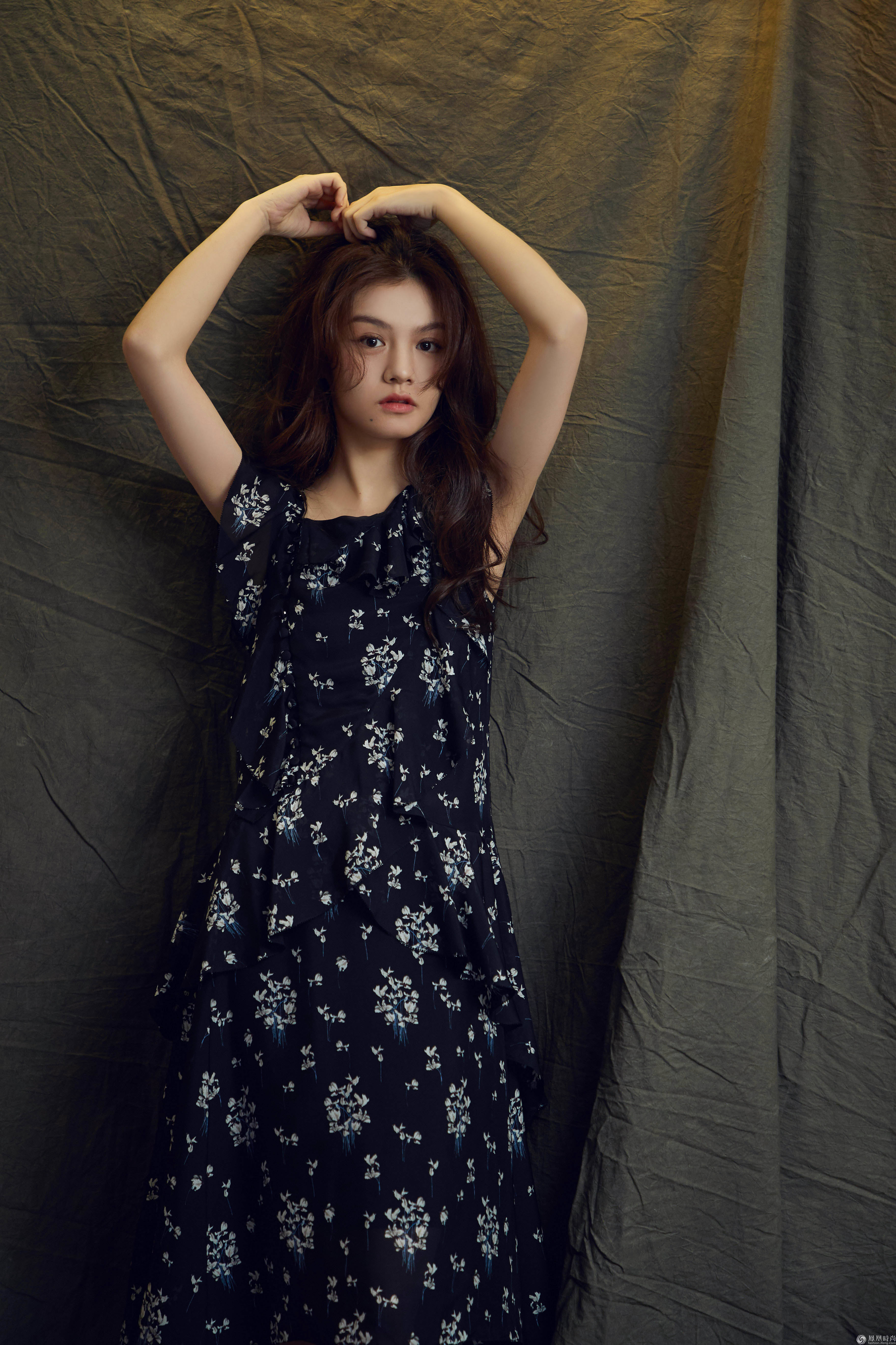 春夏街拍大片曝光 城市夜色中化身精灵少女