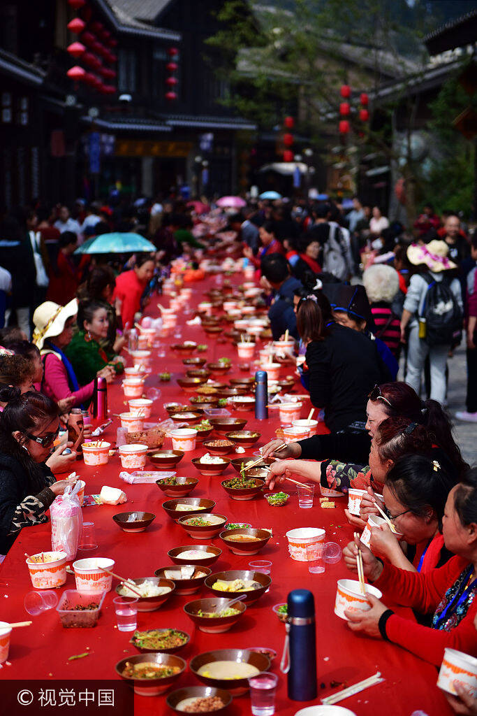 贵州丹寨万人长桌宴 桌子绵延3.7公里