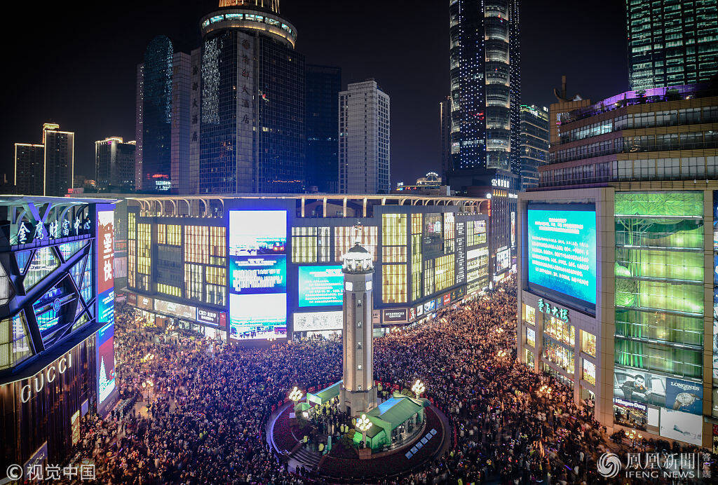 重庆解放碑数万人跨年夜 上千警察站岗