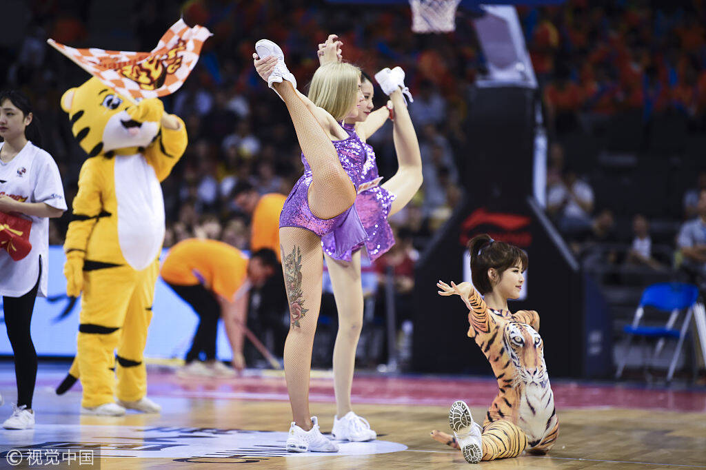 篮球宝贝热辣舞蹈性感助阵