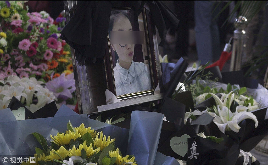 甘肃庆阳坠亡女生追悼会举行 亲友痛哭市民自发参加