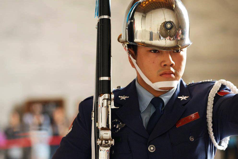 哈利走台湾 | 有一说一 台湾陆军仪仗兵枪操挺帅气