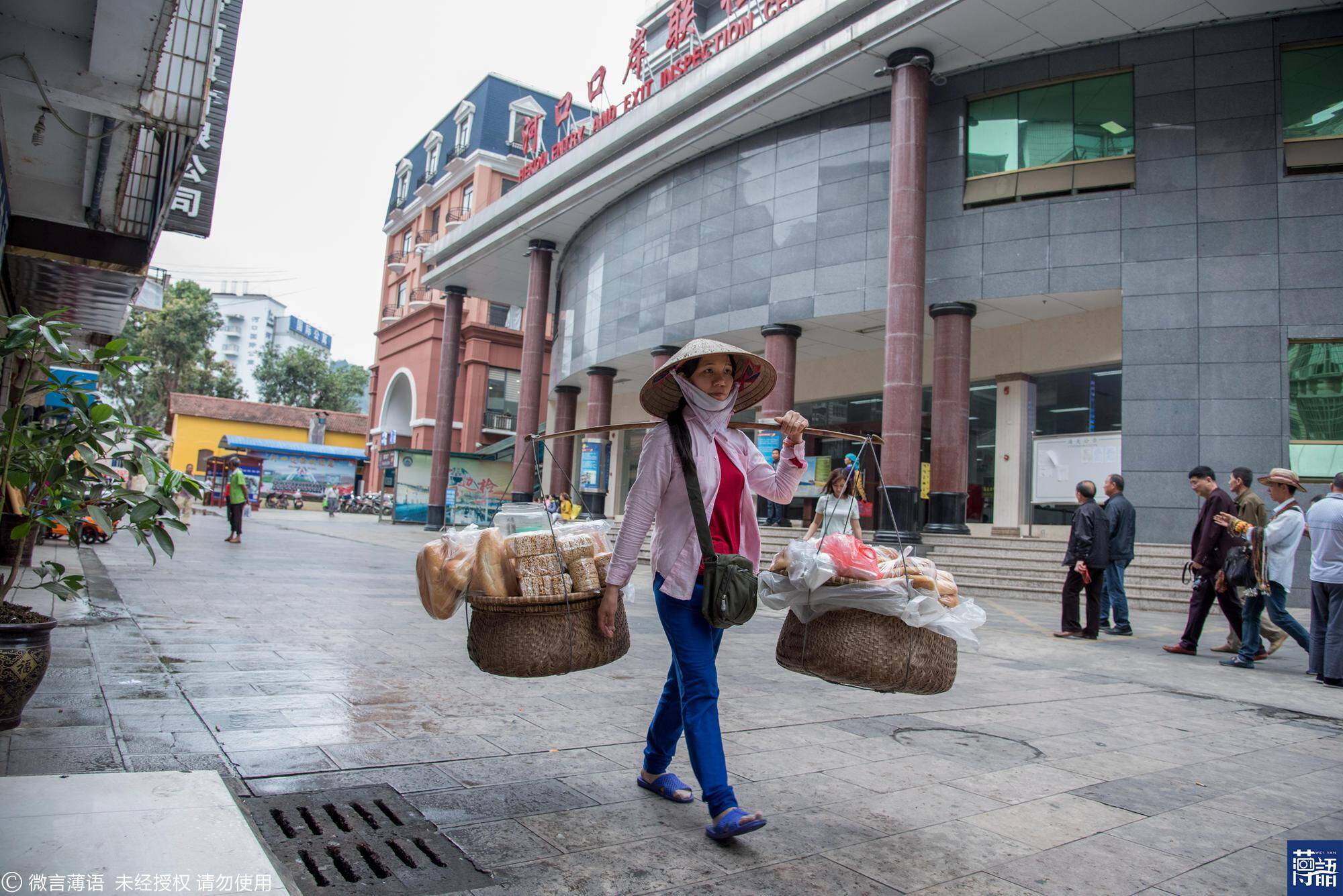 位于云南省红河州河口县城南端,与越南老街市隔河相望.