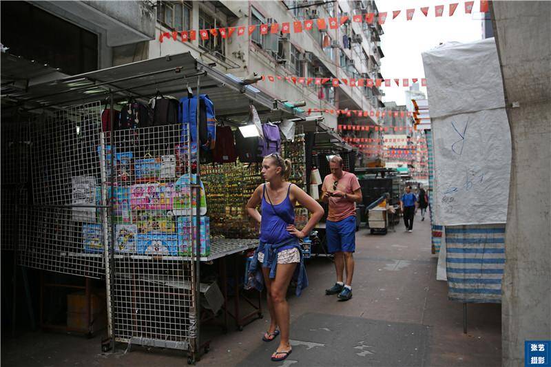 香港庙街,四个站街女把女摄影师团团围住要求删照片_手机凤凰网