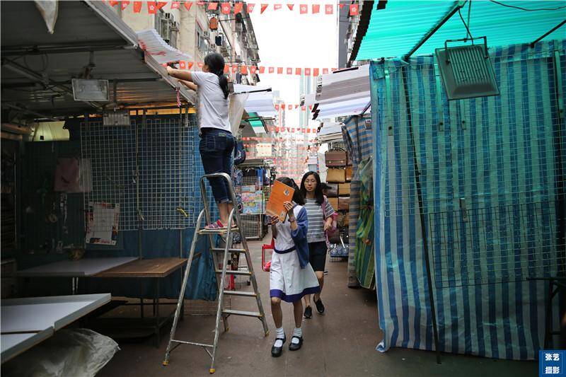 香港庙街,四个站街女把女摄影师团团围住要求删照片_手机凤凰网