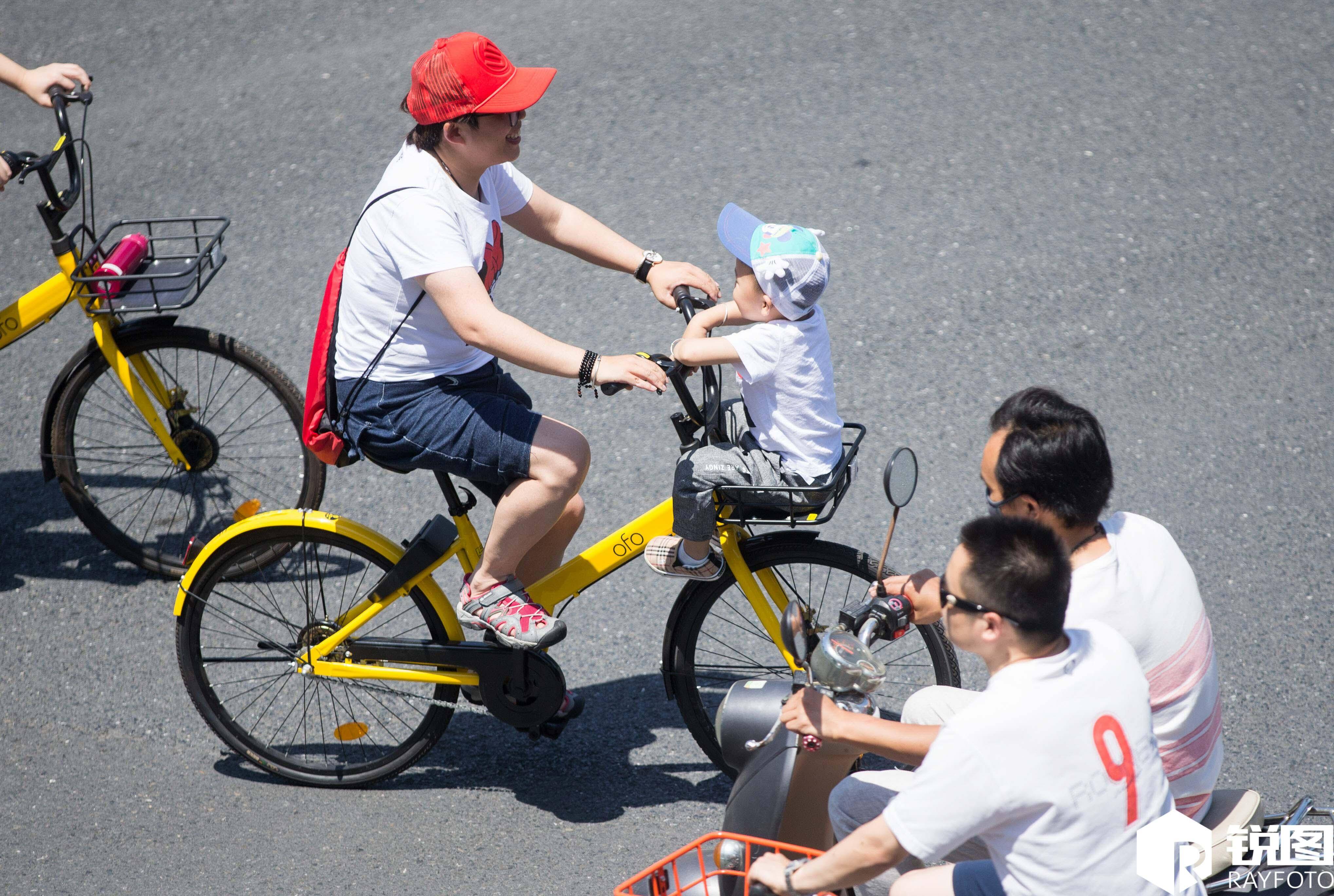 共享单车上的小孩很危险 车筐带娃随处可见