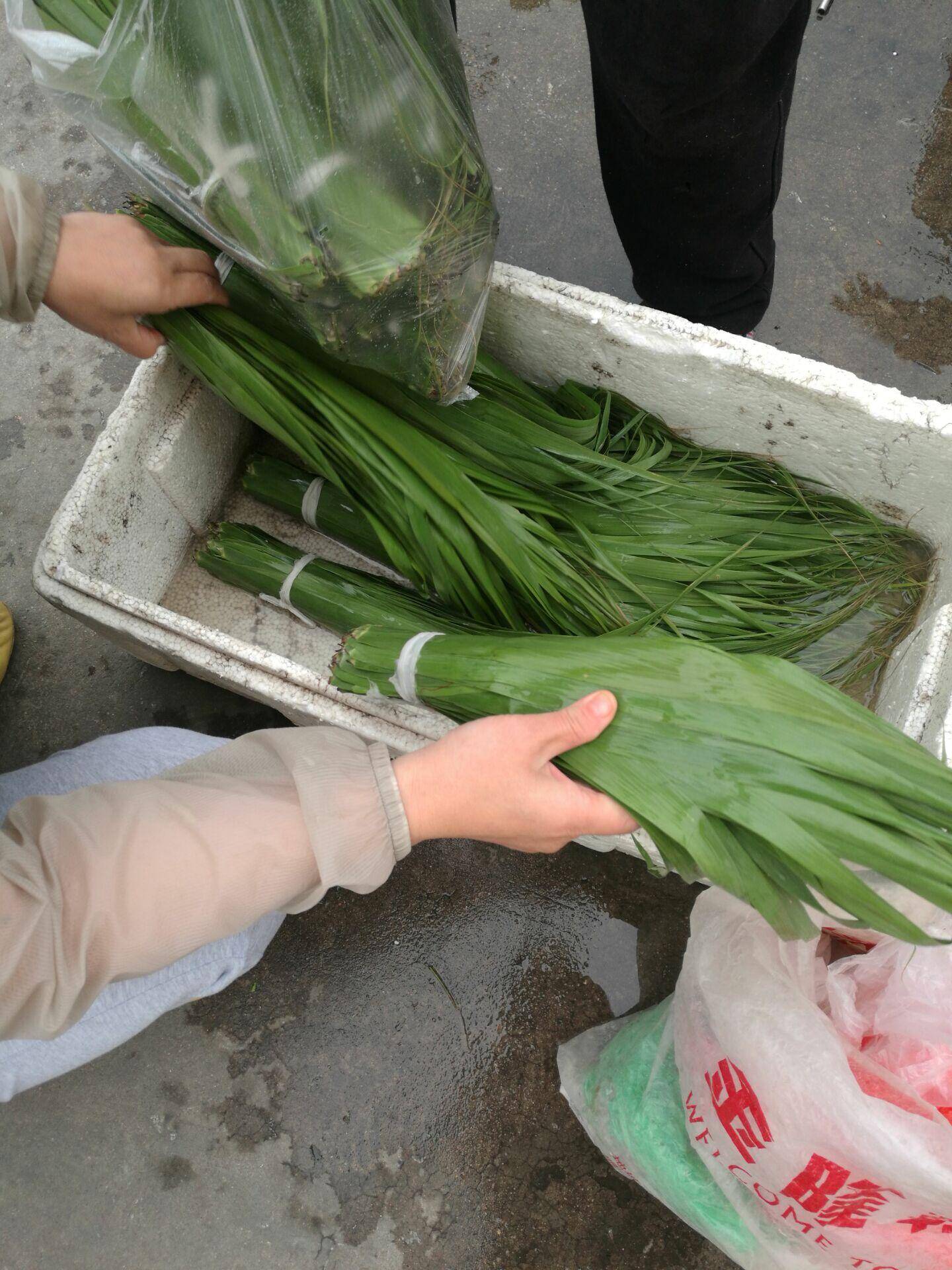 六旬老人李大妈菜场卖粽叶 比别人便宜三毛钱 卖火了