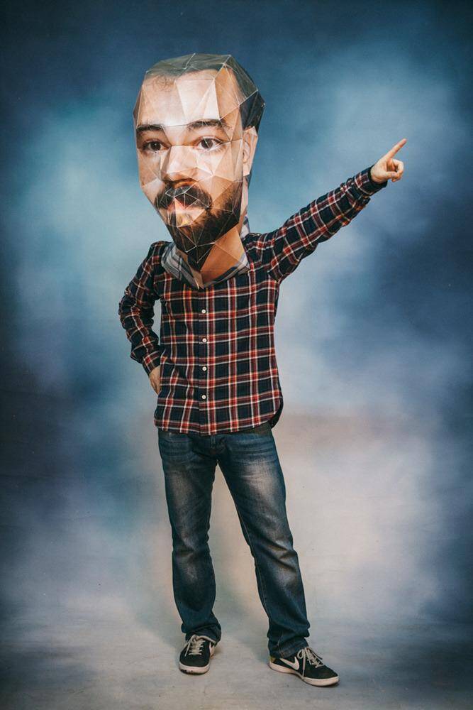 这个社会人人都在装于是她们弄了个面罩带在脑袋上