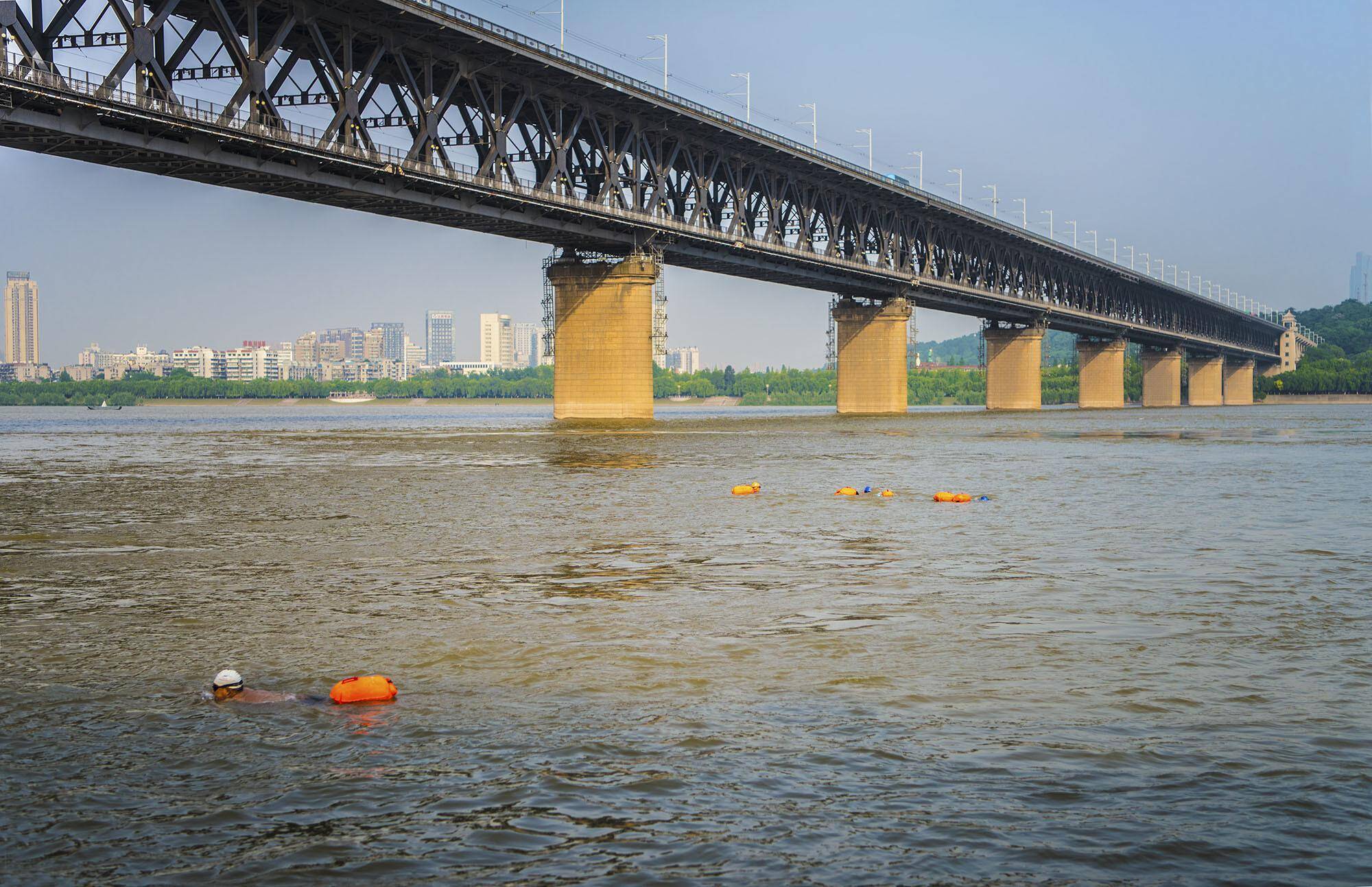 60岁的万里长江第一桥 每天通车10万辆